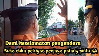 Demi keselamatan pengendara ][ Suka duka petugas jaga palang pintu perlintasan KA di hari lebaran