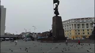 vladivostok, the central square and Mum waving 