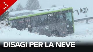 Neve sulle Dolomiti, disagi a Passo Sella: auto e pullman in difficoltà | 12 settembre 2024