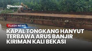 Kapal Tongkang Berukuran Besar Hanyut di Aliran Kali Bekasi