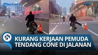 ANEH! Bak JAGOAN Pemotor Ini Tendang Traffic Cone di Jalanan, Warganet: Ujung-ujungnya Minta Maaf