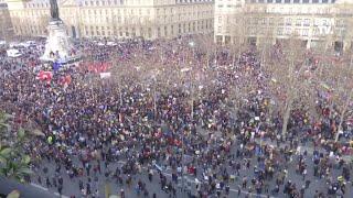 Soutien à l'Ukraine: les images des milliers de personnes rassemblées place de la République à Paris