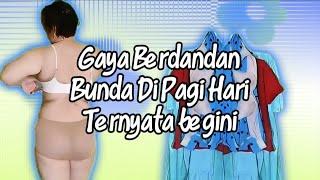 Berdandan bunda ada dua kali ketika mau pergi dan saat mau istirahat di rumah