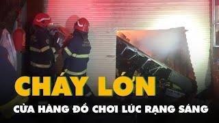 Cháy cửa hàng đồ chơi lúc rạng sáng, cảnh sát cứu cụ bà 92 tuổi