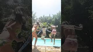 Eu e minhas amigas pulamos na piscina? 