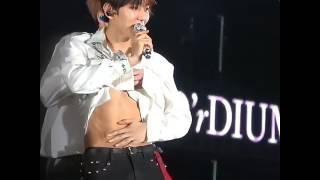 [18+] Baekhyun ABS + Bulge (Dickk Line??) 엑소 백현 at EXO'rDIUM Dot Day 1