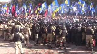 Protesters & Police Clash Outside Ukraine Parliament