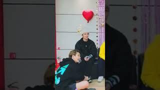 Chan tying lee know shoelaces #straykids #스트레이키즈 #bangchan #leeknow #mama2021 #vlive