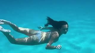 Bikini girl underwater in the ocean - more USA girl 2024 01
