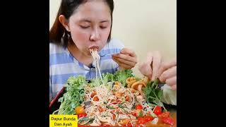 Makan Bihun Seafood Saus Pedas Lalap selada dan kol daun seledri