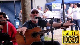 ARTISTA DE RUA CANTANDO E TOCANDO VIOLÃO NO CENTRO DE SÃO CAETANO DO SUL