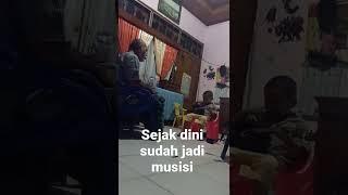 sejak dini diajar bermusik | cucu belajar gitar bersama kakeknya