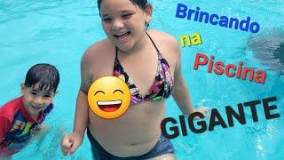 Brincando na piscina gigante