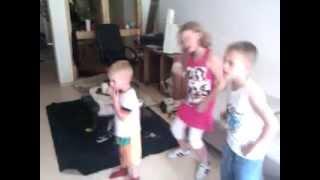 Michael J. Spiel Wii dance,, Beat it ,,my little kids