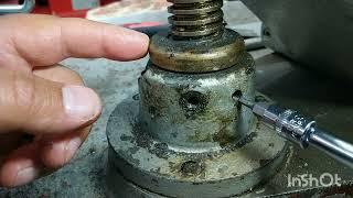 Harrison Horizontal/Vertical Milling Machine Restoration Part 2 - Removing the knee and leadscrew.