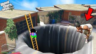 GTA 5 : Franklin Found A Big Hole Outside Franklin House In GTA 5 ! (GTA 5 Mods)