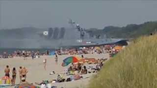 Военное судо на воздушной подушке выходит на пляж - Hovercraft Landing on the Beach