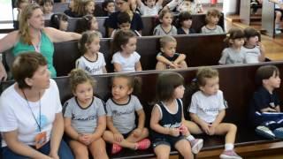 Alunos da Ed. Infantil cantam a música "Deus faz crescer o capim"