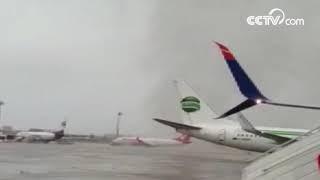 Торнадо в турецком аэропорту-смерч перевернул автобусы и повредил самолеты|CCTV Русский