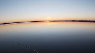 Рыбалка в Карелии осенью на большом озере.