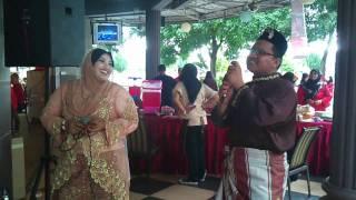 Pengantin berkaraoke