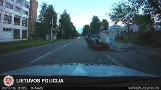 Šiauliuose apsivertė nuo policijos sprukusio girto asmens vairuojamas automobilis