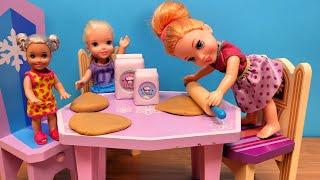 Christmas cookies ! Elsa & Anna toddlers are rolling dough  - Barbie dolls