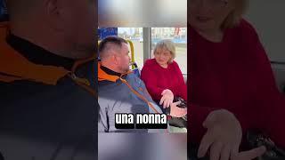 Hanno aiutato la donna incinta sul bus