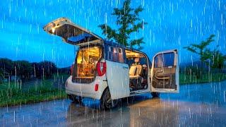 Camping in einem kleinen Wohnmobil im ständigen, starken Regen