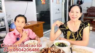 MC Nhã Quỳnh dân chương trình. Giò bó chiên ăn với bún,món ăn rất công phu.cảm ơn mẹ vì món ăn.