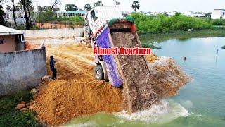 OMG!! The regrettable mistake of dump truck driver almost caused an accident a dozer save back