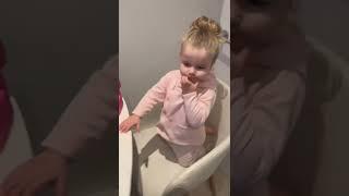 Baby talking to Siri - Ребенок говорит с Сири