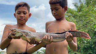 Bocil ini dapat ikan raksasa hasil nguras parit terbengkalai 