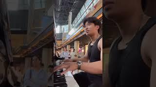 I was playing « GOLDEN HOUR » and a violinist appear on the escalators 