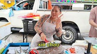 Cô Dâu Việt Bán Cá Gặp Một Đoàn Khách Hơn Hai Chục Người Bao Dây Xếp Hàng Để Mua Cá Tại Malaysia.