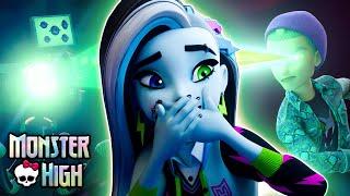 What Happens When the Monster Camera Takes Over? | Monster High