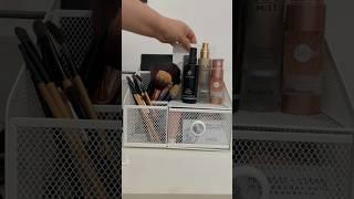 Cómo organizar el maquillaje con un stand de Ikea para el escritorio  #belleza #maquillaje