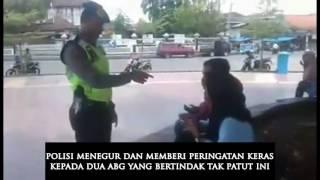 dua abg bermesraan di alun alun demak ditegur polisi