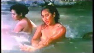 Cuplikan Film Jadul, Yurike mandi di sungai kelihatan itunya