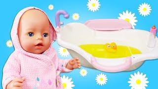 Беби Анабель купается в ванне с ромашкой! Куклы Беби Бон Как Мама - Видео для девочек
