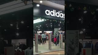 Adidas закрывает магазины в России. Адидас уходит из России