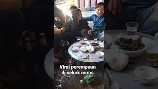 viral perempuan di cekokin miras