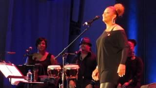 Queen Latifah, Simply Beautiful with Background Singers Reprise
