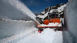 Schneeräumung am Sustenpass – jedes Jahr frisst sich die Fräse durch meterhohe Schneemauern.