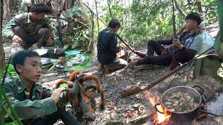 Hunting Squirrels and Cooking In The Jungle | Yos hav zoov tua nas