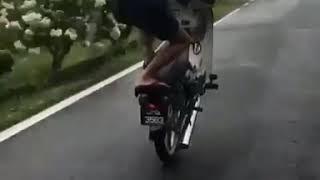 Baru belajar wheelie