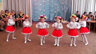 Ukrainian dance in kindergarten  Кращий Український танок з віночками