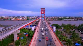 Pesona jembatan ampera, masjid agung, dan sungai musi kota palembang dari mata kamera drone FPV