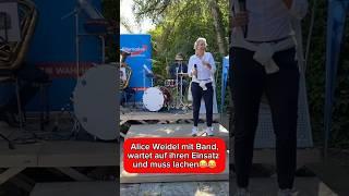 Alice Weidel muss lachen während sie auf ihrem Einsatz wartet #afd #aliceweidel #cdu #merz #spd