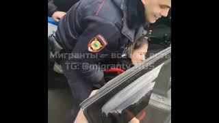 В Санкт-Петербурге гастарбайтеры накинулись на полицейских во время задержания.#мигранты,#полиция.